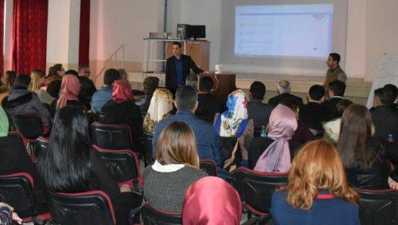 Erasmus+ hakkında İlçemize bağlı okullarda görev yapan İngilizce öğretmenlerini bilgilendirmek üzere toplantı yapıldı.