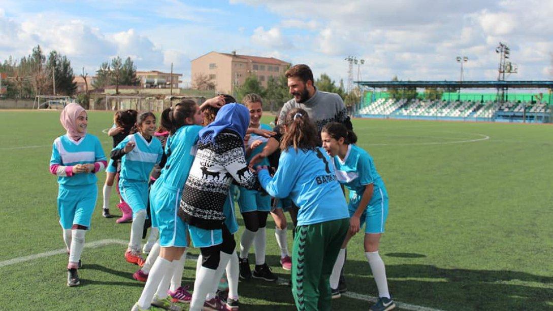 75. Yıl Ortaokulu Yıldız Kızlar Futbol Takımı Batman İl Birincisi Oldu