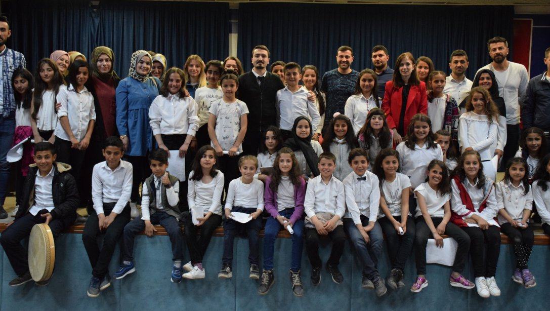 Atatürk Ortaokulundan Halk Müziği Konseri
