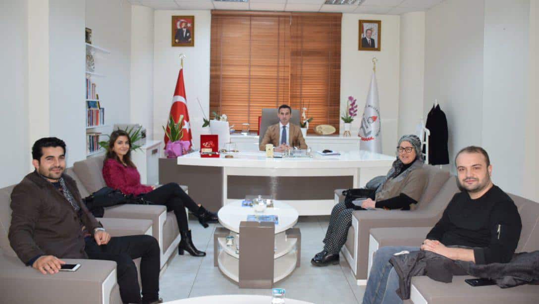 Kendine Gülümse Topluluğu kurucusu Özlem BOLKAN ve topluluk gönüllüleri İlçe Milli Eğitim Müdürümüz Mehmet Nezir SEVİM'i ziyaret etti. 